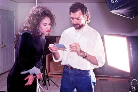 Rendon working on a photoshoot with Selena, 1994. Photo courtesy of Rick Tolar. (NMAH)