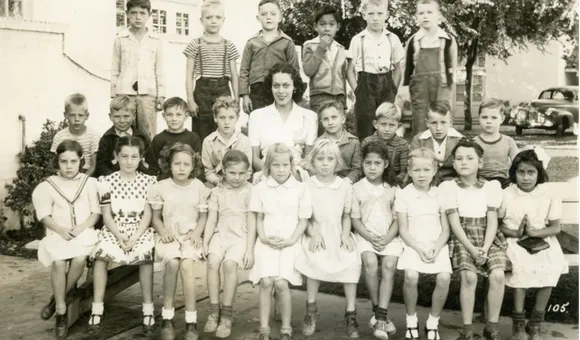 Second grade group picture of Fernanda Cruz's yearbook.