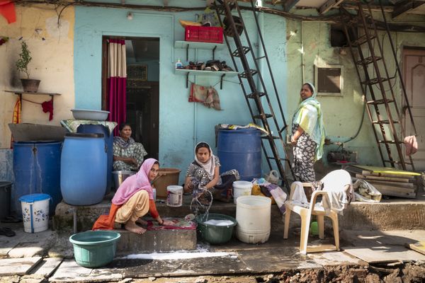 Morning washing, Mumbai thumbnail