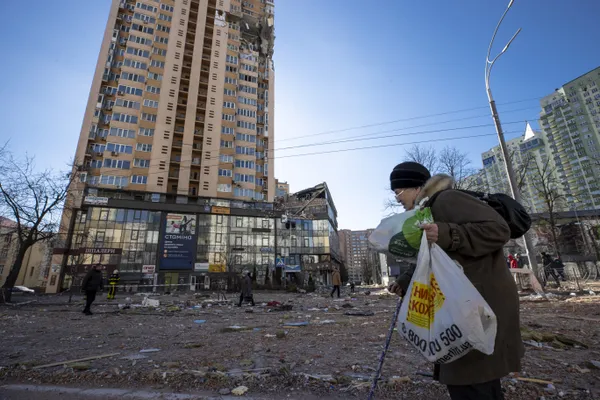 Life in Ukrainian capital after curfew temporarily lifted thumbnail