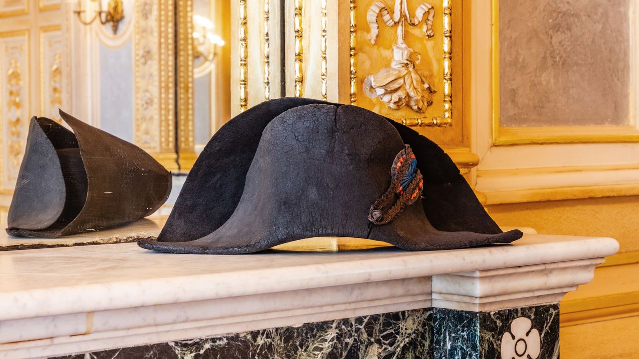 napoleons_iconic_bicorne_hat_e