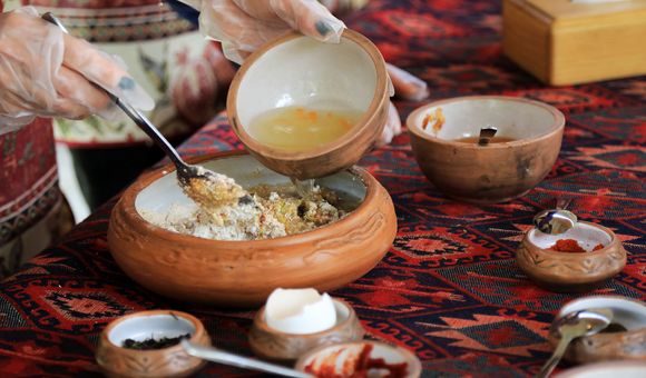 Preparing klulik from Sasoun at Noosh. (Photo by Areg Vardanyan, My Armenia Program)