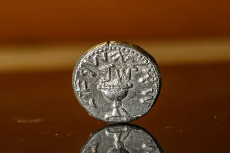 Made of pure silver, the coin was minted during the second year of the&nbsp;Great Revolt.