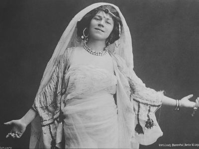 Gertrud Eysoldt as Salome in a Berlin production of Oscar Wilde&#39;s notorious play, circa 1902