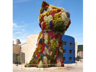 Artist Jeff Koons admires his Puppy (1992). Carpeted in colorful swaths of flowering plants, the 41-foot-tall Westie joined the Guggenheim Bilbao’s permanent collection in 1997 and stands in the square just outside the museum entrance.