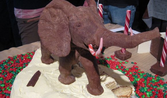 A chocolate model of the African Bush Elephant in the rotunda of the Smithsonian’s National Museum of Natural History on top of a festive holiday cake celebrating the museum. (Smithsonian Institution)