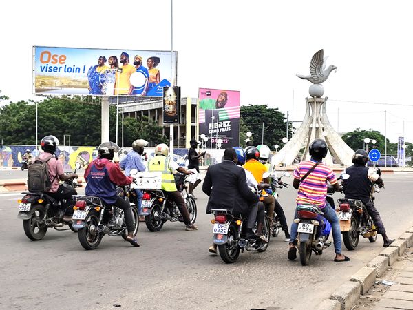 People in Lomé thumbnail