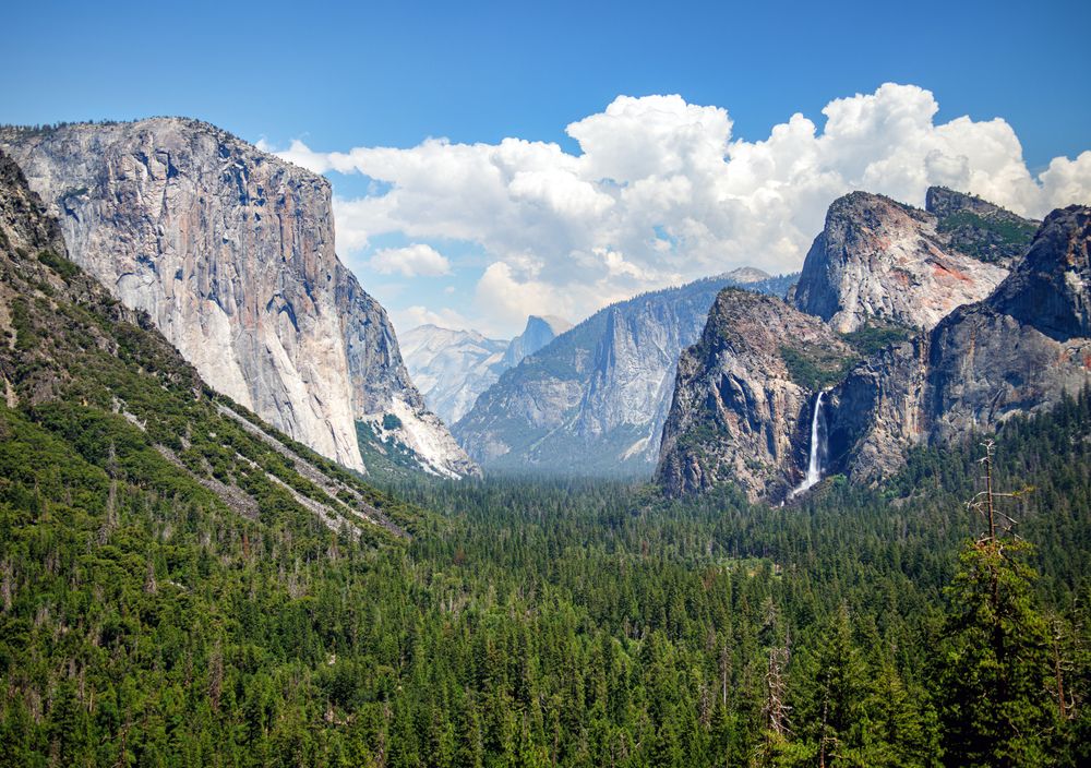 Photo shows the stunning valley of Yosemite National Park.