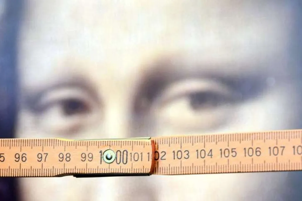 Mona Lisa and a Ruler