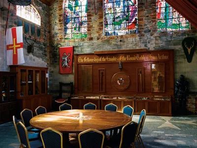 真的吗?不完全是。这个富丽堂皇的房间，亚瑟王的大厅，是20世纪30年代在英国廷塔格尔为一个社交俱乐部而建的。