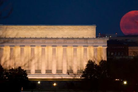 The supermoon of March 2011, rising behind the Lincoln Memorial In Washington, DC