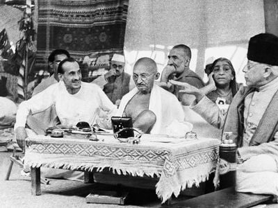 Mahatma Gandhi, center, confers with leaders of the All-India Congress Party, Aug. 1942