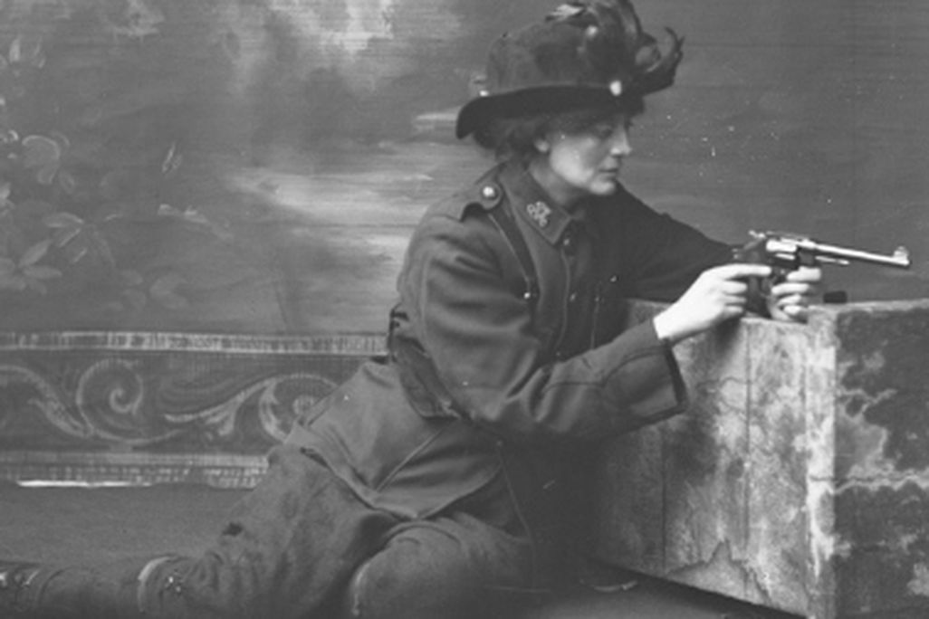 Countess Markievicz in uniform with a gun, circa 1915