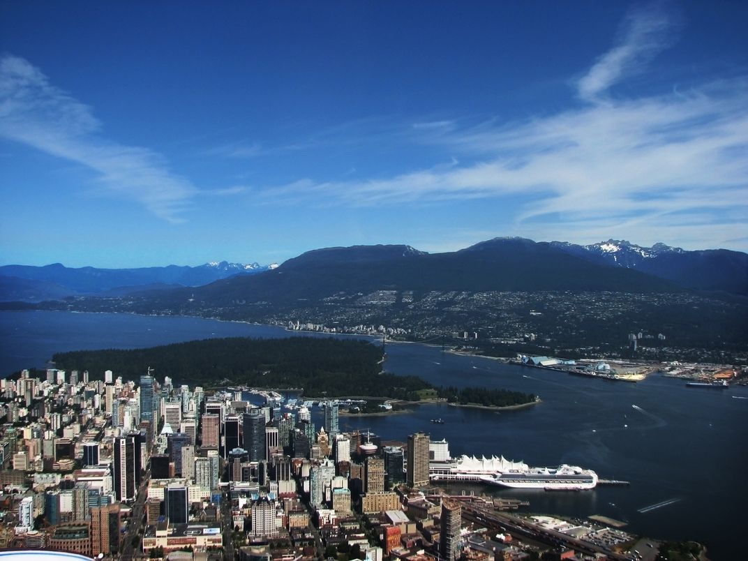 Panoramic view of Vancouver with the mountains