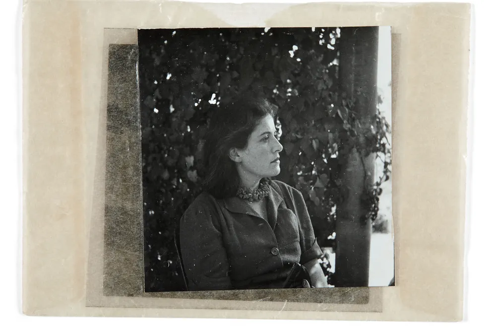 Dora Maar or Lee Miller, Dora Maar sur fond végétal, circa 1936