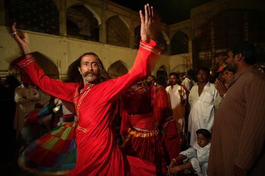how does train to pakistan represent religious beliefs