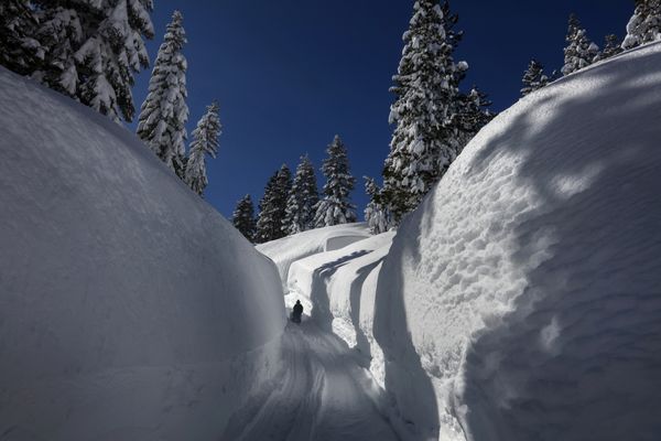 A tunnel of snow at Lake Tahoe thumbnail