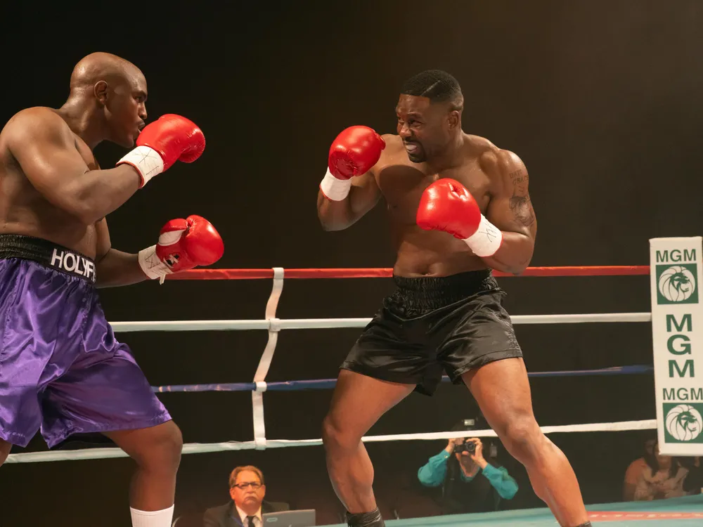 Episode still of Evander Holyfield (Johnny Alexander) fighting Mike Tyson (Trevante Rhodes)