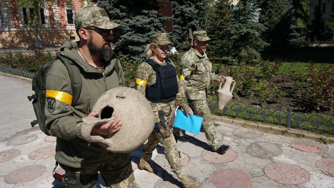 Soldiers carrying clay pots