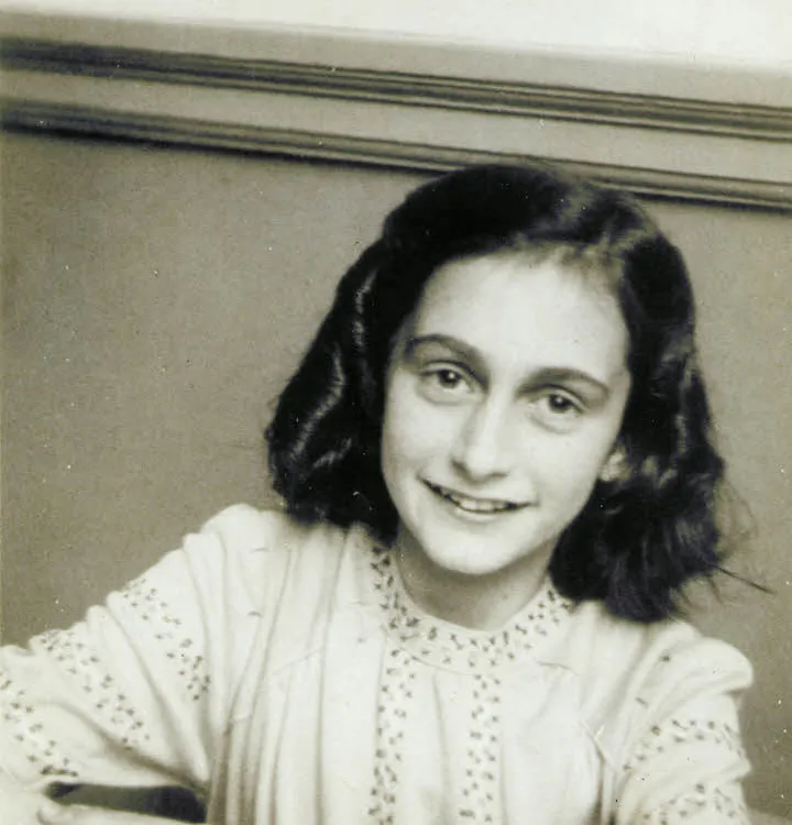 Anne_Frank_lacht_naar_de_schoolfotograaf.jpg