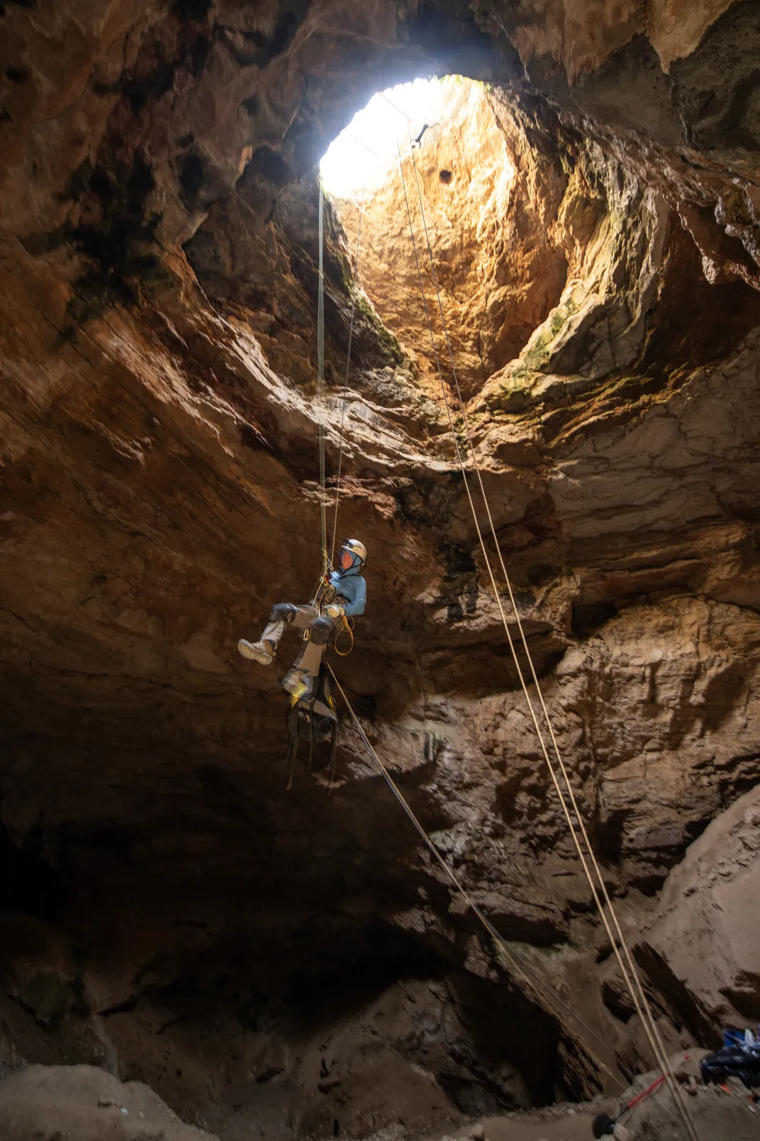 Jean Krejca, a bio-speleologist —an expert in subterranean species and cave life—as well as an experienced vertical caver and safety officer, descends into the cave.