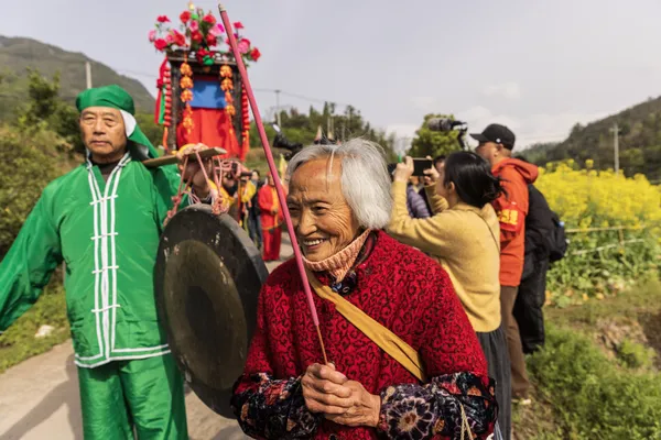 The Elder Holding an incense in the parade thumbnail