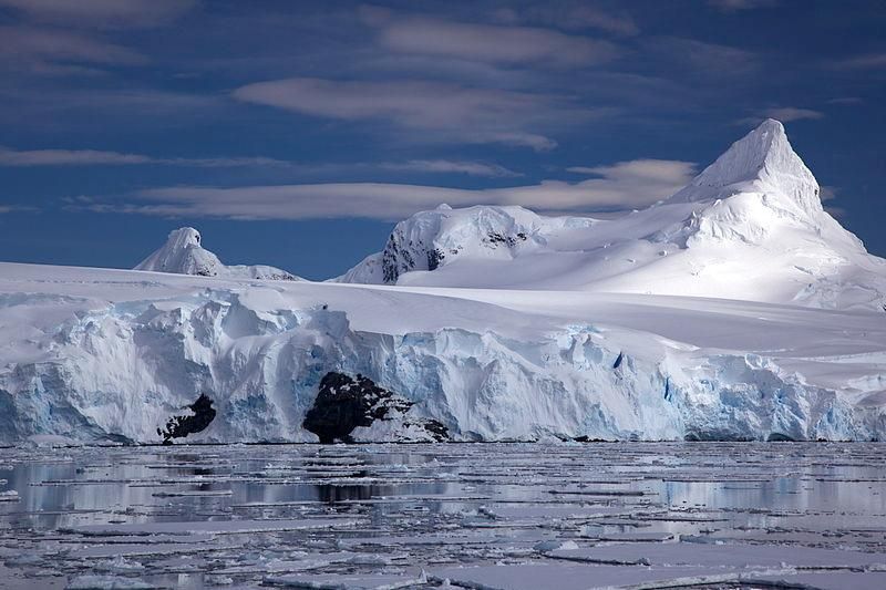 800px-Glacier_on_Antarctic_coast,_mountain_behind.jpg