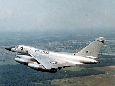 800px-Convair_B-58A_Hustler_in_flight_(SN_59-2442)._Photo_taken_on_June_29,_1967_061101-F-1234P-019.jpg