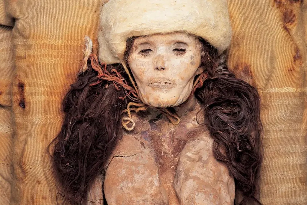 Mummy wearing hat with feather