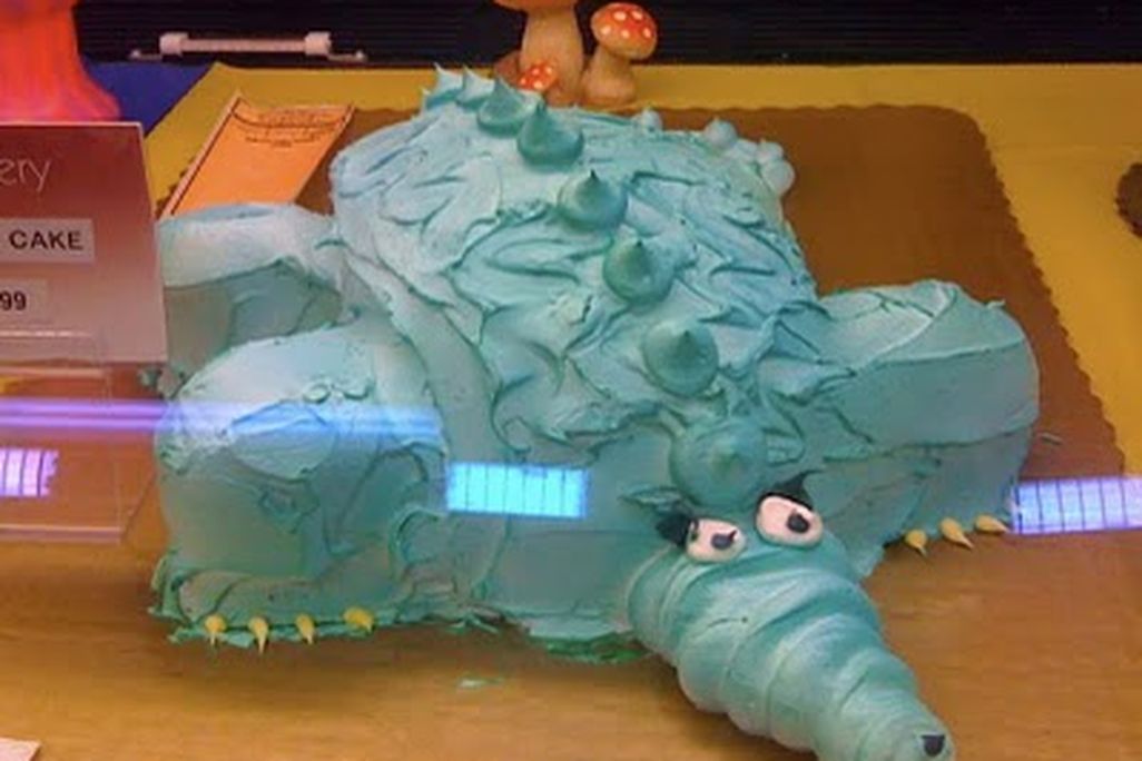 20110520083258weird-dinosaur-cake.jpg