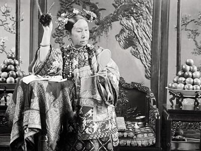 The photographs of the Empress Dowager Cixi taken by Xunling are more Western than Eastern in style.