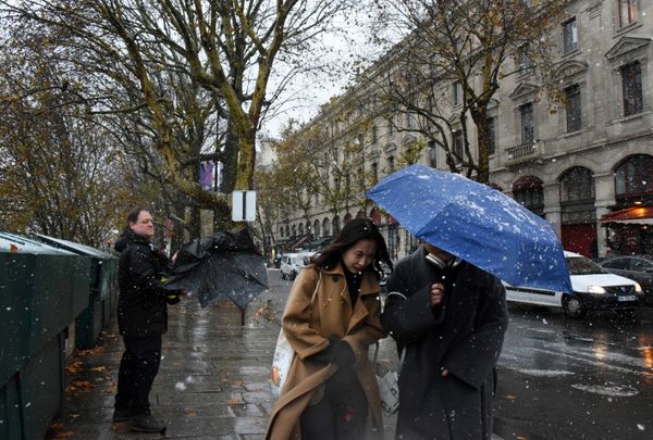 Snow in Paris thumbnail