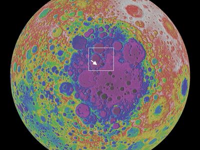 Map of the South Pole-Aitken (SPA) basin on the far side of the Moon. This view is an orthographic projection centered on 56 S, 180 E, the center of the basin. Colors represent different elevations, with white being highest and dark grey the lowest. The basin is about 2,600 km across and over 13 km deep. The white box outlines the area shown in the photo at the bottom of the page; the arrow indicates the proposed Chang’E-4 landing site.