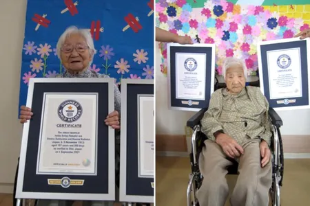 Umeno&nbsp;Sumiyama (left) and Koume Kodama (right) with their official certificates