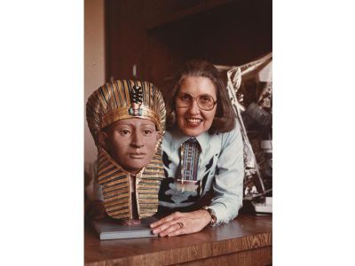 Betty Pat Gatliff poses next to a facial reconstruction of boy pharaoh Tutankhamen.