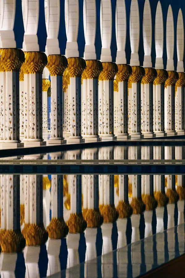 Reflections of Light — Symmetry at Sheikh Zayed Grand Mosque thumbnail