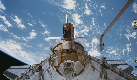 Ox flies the MMU in payload bay with Solar Max.jpg