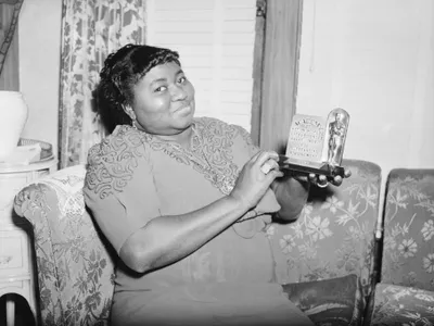 Hattie McDaniel is shown with her Best Supporting Actress award, which she received for her performance in 1939&#39;s Gone With the Wind.