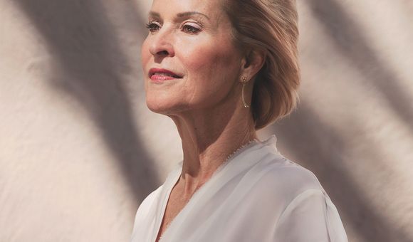 Frances Arnold by Katy Grannan. A commission of the National Portrait Gallery. Credit: “Frances Arnold” by Katy Grannan, pigment print, 2018.  National Portrait Gallery, Smithsonian Institution. © Katy Grannan. 