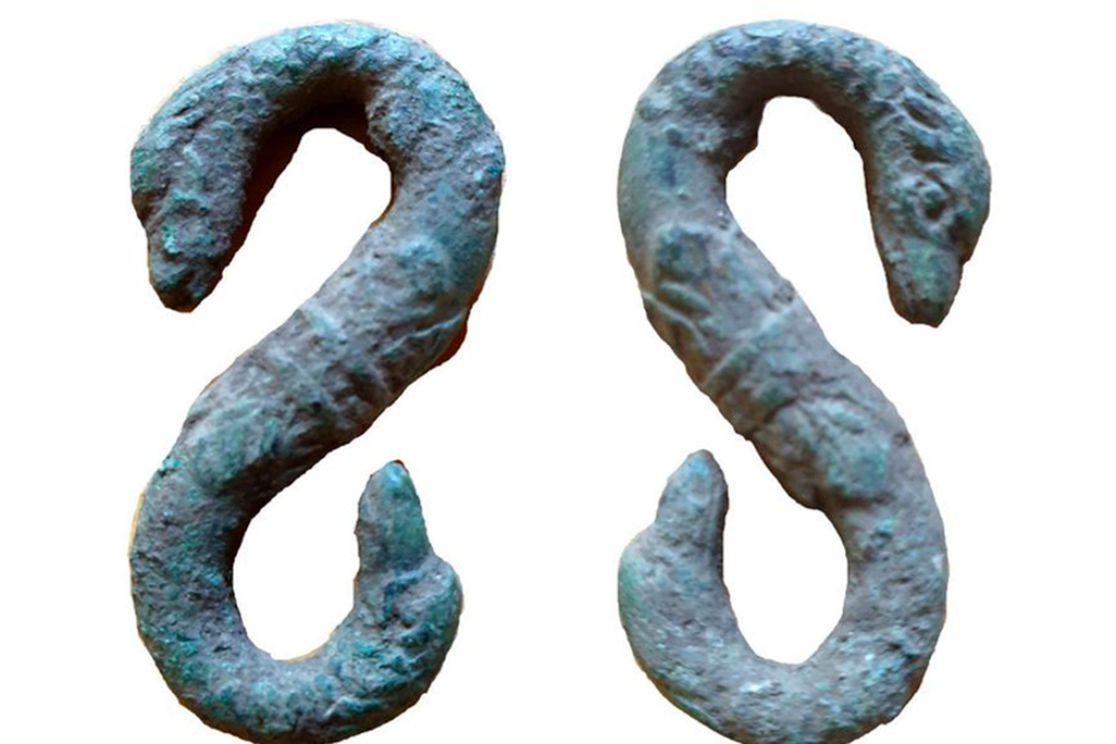 Post-medieval snake-shaped belt hooks