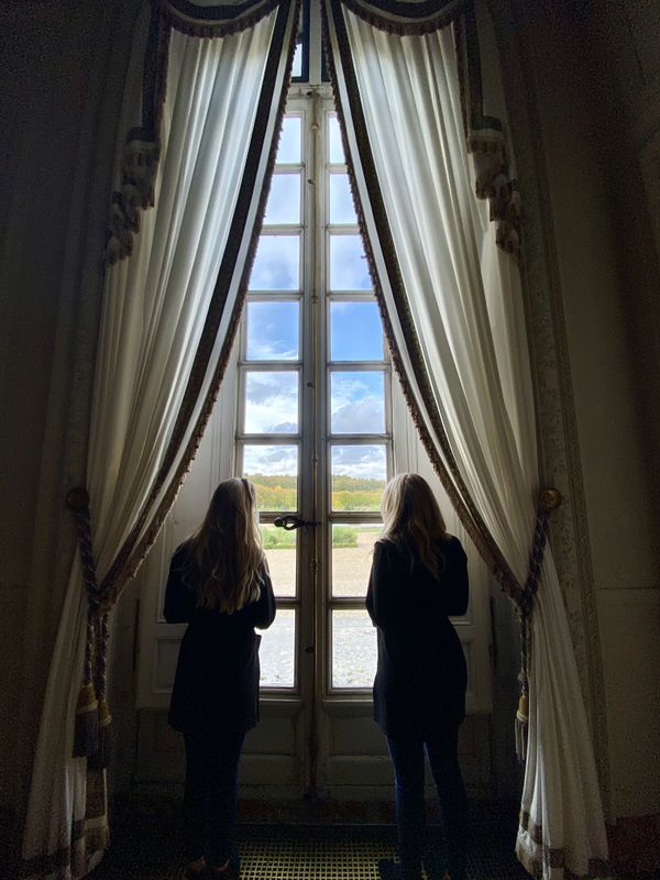 Sisters in Paris thumbnail