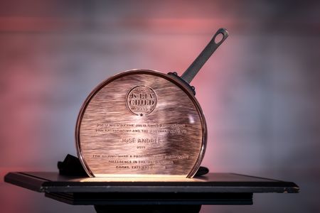 Engraved cooking pan