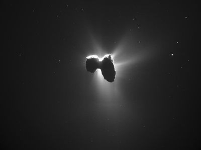 The Rosetta spacecraft took this image of comet 67P/Churyumov-Gerasimenko backlit by the sun on March 27. The creation of complex organic molecules in the lab is in line with the identification of organic molecules in cometary samples taken by Rosetta’s Philae lander.