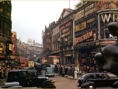 Piccadilly Circus, circa 1949. 