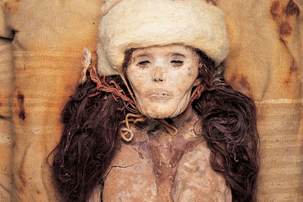 Mummy wearing hat with feather