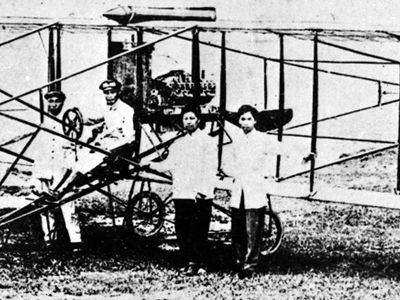 Feng and assistants with the Feng Ru 2 in Guangdong, China