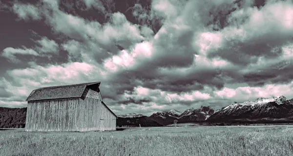 Barn in the Valley thumbnail