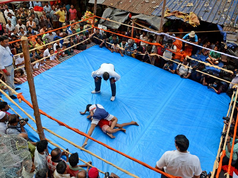 Street Side Wrestling Smithsonian Photo Contest Smithsonian Magazine
