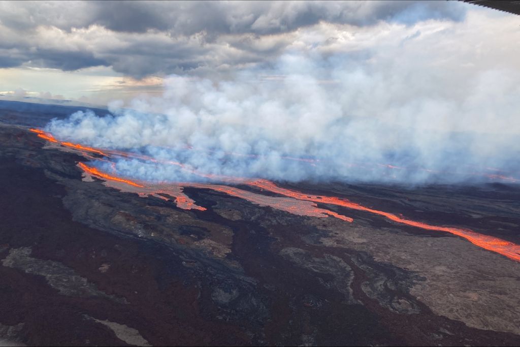 Aerial photo showing lava flowing from Mauna Loa