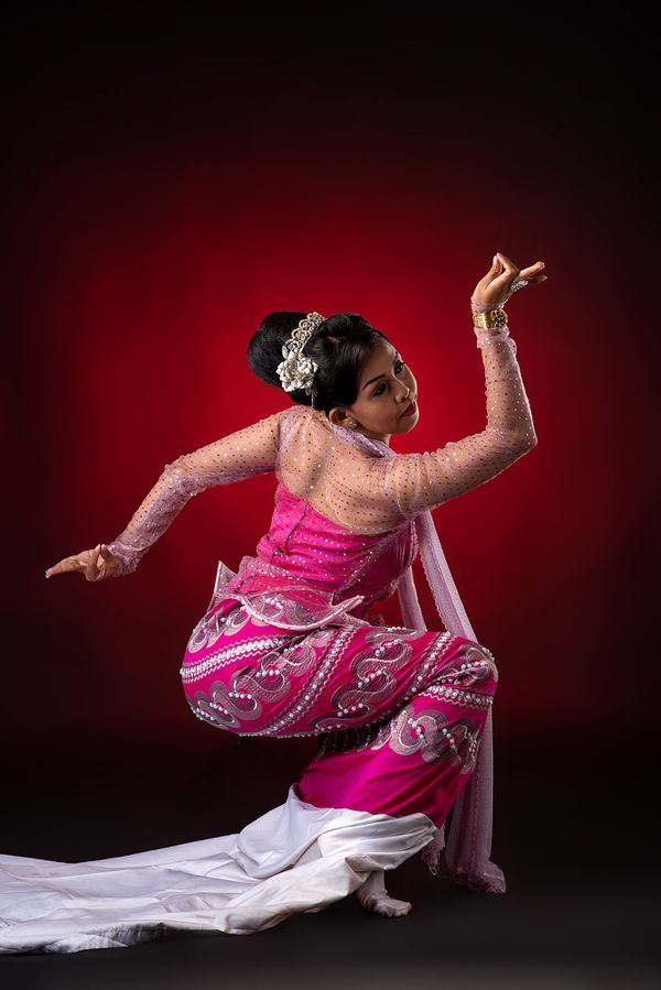 Myanmar Traditional Dance1 thumbnail